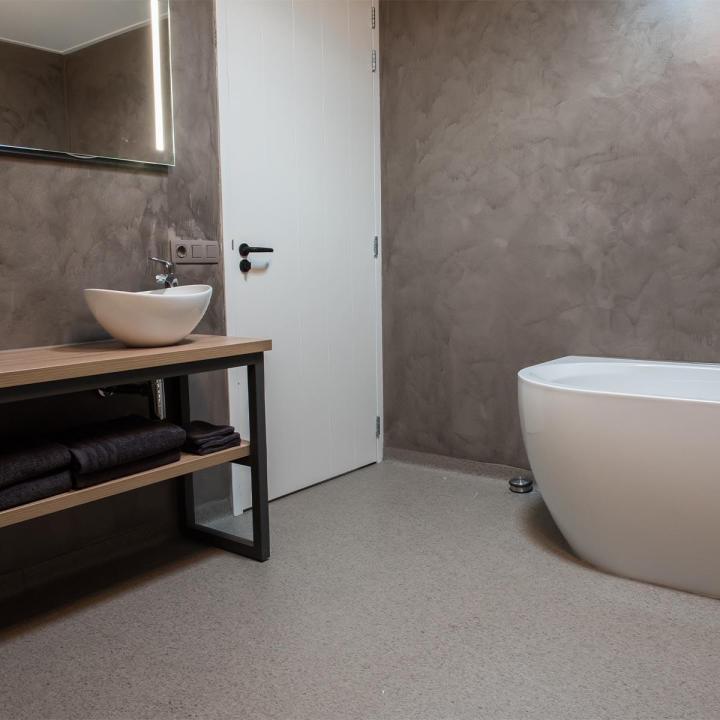 Nous créons un sol en béton ciré élégant et durable.